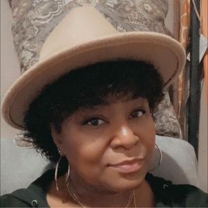 Meet your Posher, Samella